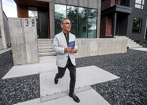 JOHN WOODS / FREE PRESS
Tuxedo by-election PC candidate Lawrence Pinsky canvasses on Renfrew Street for the upcoming election Tuesday, June 4, 2024. 

Reporter: carol