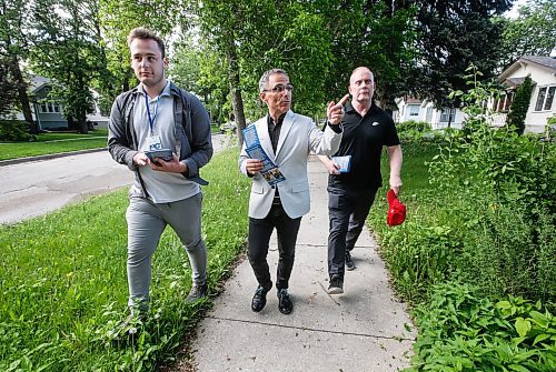 JOHN WOODS / FREE PRESS
Tuxedo by-election PC candidate Lawrence Pinsky, centre, and volunteers canvass on Renfrew Street for the upcoming election Tuesday, June 4, 2024. 

Reporter: carol