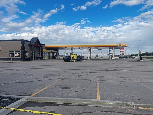 Police tape at a Shell station in Niverville (Mike Deal / Free Press)