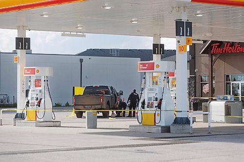 MIKE DEAL / FREE PRESS
RCMP are at the scene of an officer involved shooting outside the Shell gas station in Niverville, MB.
240605 - Wednesday, June 05, 2024.