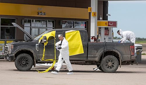 MIKE DEAL / FREE PRESS
RCMP forensics officers prepare to document the scene of the shooting in Niverville, MB.
RCMP are at the scene of an officer involved shooting outside the Shell gas station in Niverville, MB.
240605 - Wednesday, June 05, 2024.