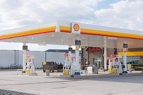 MIKE DEAL / FREE PRESS
RCMP are at the scene of an officer involved shooting outside the Shell gas station in Niverville, MB.
240605 - Wednesday, June 05, 2024.