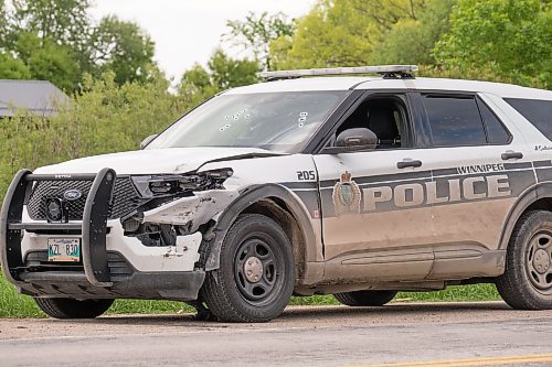 MIKE DEAL / FREE PRESS
A Winnipeg Police Service vehicle riddled with bullet holes sits on the side of Hwy 59 near the intersection of Provincial Road 305 near Niverville, MB.
240605 - Wednesday, June 05, 2024.