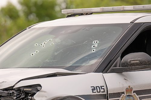 MIKE DEAL / FREE PRESS
A Winnipeg Police Service vehicle riddled with bullet holes sits on the side of Hwy 59 near the intersection of Provincial Road 305 near Niverville, MB.
240605 - Wednesday, June 05, 2024.