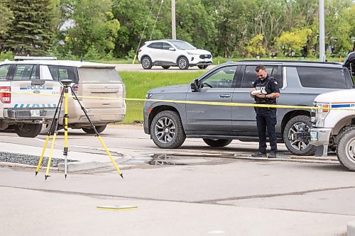 MIKE DEAL / FREE PRESS
An RCMP officer controls a drone documenting the scene of the shooting at the Shell station.
RCMP are at the scene of an officer involved shooting outside the Shell gas station in Niverville, MB.
240605 - Wednesday, June 05, 2024.