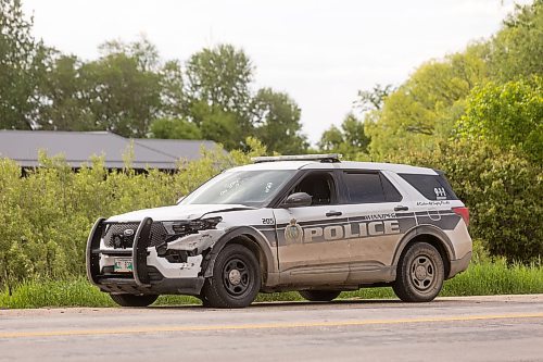 MIKE DEAL / FREE PRESS
A Winnipeg Police Service vehicle riddled with bullet holes sits on the side of Hwy 59 near the intersection of Provincial Road 305 near Niverville, MB.
240605 - Wednesday, June 05, 2024.