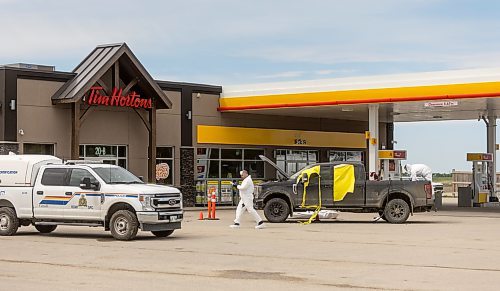 MIKE DEAL / FREE PRESS
RCMP forensics officers prepare to document the scene of the shooting in Niverville, MB.
RCMP are at the scene of an officer involved shooting outside the Shell gas station in Niverville, MB.
240605 - Wednesday, June 05, 2024.