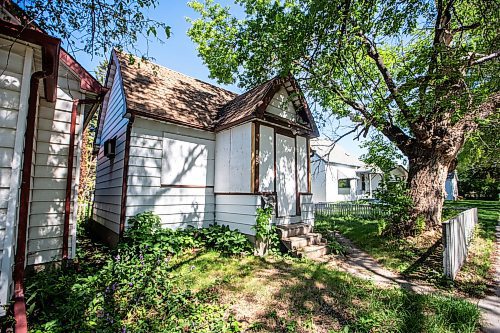 MIKAELA MACKENZIE / WINNIPEG FREE PRESS

A derelict house at 895 Lorette Avenue on Thursday, July 27, 2023. For Chris Kitching story.
Winnipeg Free Press 2023