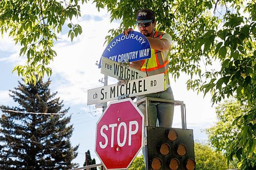 MIKE DEAL / FREE PRESS
A city worker adds the new sign to the signpost.
Ray St. Germain and his wife Glory during the honorary renaming of St. Michael Road in St. Vital to Big Sky Country Way, Friday morning.
See Ben Waldman story
240607 - Friday, June 07, 2024.