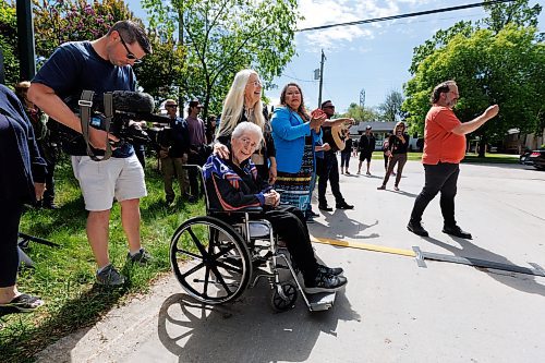 MIKE DEAL / FREE PRESS
Ray St. Germain and his wife Glory during the honorary renaming of St. Michael Road in St. Vital to Big Sky Country Way, Friday morning.
See Ben Waldman story
240607 - Friday, June 07, 2024.