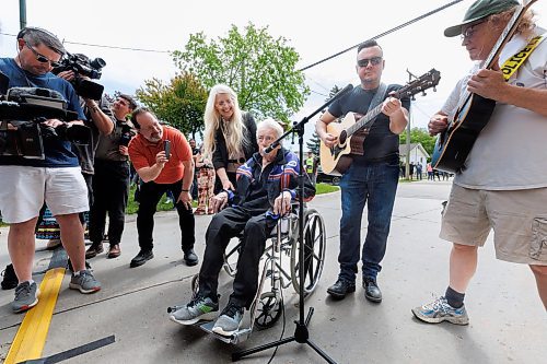 MIKE DEAL / FREE PRESS
Ray St. Germain sings a song during the honorary renaming of St. Michael Road in St. Vital to Big Sky Country Way, Friday morning.
See Ben Waldman story
240607 - Friday, June 07, 2024.