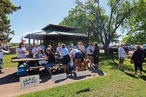 A line forms to register for the Walk to End ALS before starting time. (Charlotte McConkey/The Brandon Sun)