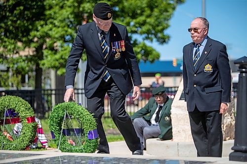 BROOK JONES / FREE PRESS
The Royal Winnipeg Rifles Association host an 80th D-Day anniversary ceremony at Vimy Ridge Park in Winnipeg, Man., Saturday, June 8, 2024. Pictured: Retired Capt. Gord Crossley (left) lays a wreath on behalf of the Fort Garry Horse as retired Lt.-Col. David Stones looks on during the commemoration ceremony.