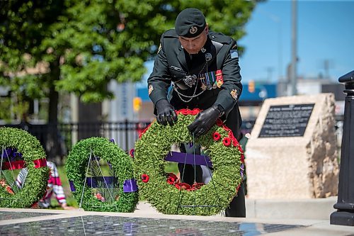 BROOK JONES / FREE PRESS
The Royal Winnipeg Rifles Association host an 80th D-Day anniversary ceremony at Vimy Ridge Park in Winnipeg, Man., Saturday, June 8, 2024. Pictured: Royal Winnipeg Rifles chief warrant officer Joel Alo, Regimental Sgt. Maj. of the RWF, Lays a wreath during the commemoration ceremony.