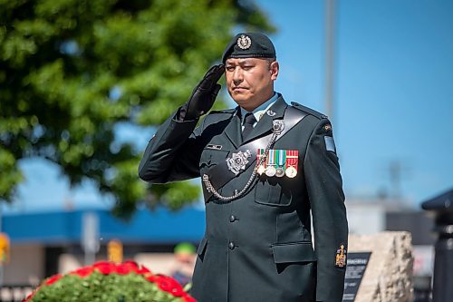 BROOK JONES / FREE PRESS
The Royal Winnipeg Rifles Association host an 80th D-Day anniversary ceremony at Vimy Ridge Park in Winnipeg, Man., Saturday, June 8, 2024. Pictured: Royal Winnipeg Rifles chief warrant officer Joel Alo, Regimental Sgt. Maj. of the RWF, does a military hand salute after laying a wreath during the commemoration ceremony.