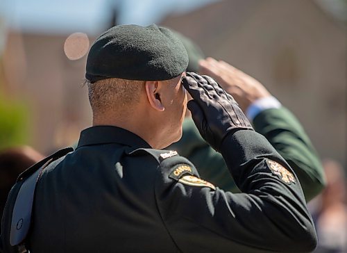 BROOK JONES / FREE PRESS
The Royal Winnipeg Rifles Association host an 80th D-Day anniversary ceremony at Vimy Ridge Park in Winnipeg, Man., Saturday, June 8, 2024. Pictured: Royal Winnipeg Rifles chief warrant officer Joel Alo, Regimental Sgt. Maj. of the RWF, does a military hand salute during the commemoration ceremony.