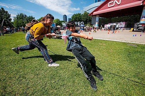 JOHN WOODS / FREE PRESS
Robyn Holunga with son Hugo take part in a tug-o-war during Kids Fest at the Forks in Winnipeg Sunday, June 9, 2024. 

Reporter: ?