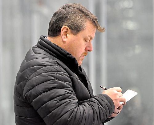 This past season David Kirkup coached the U15 AAA Westman Wildcats, seen here taking notes during a league game against the Brandon Wheat Kings at J&G Homes Arena. This fall, he will be on the bench of the Assiniboine Cougars women's hockey team after being named Tuesday morning as the new head coach. (Jules Xavier/The Brandon Sun)