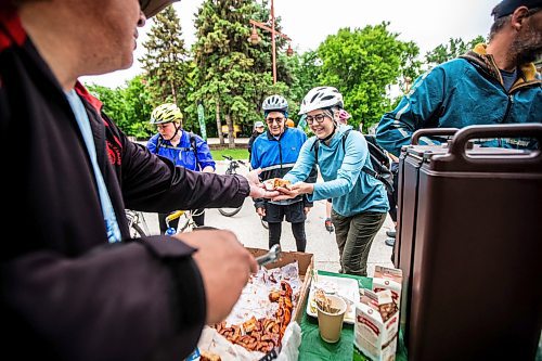 MIKAELA MACKENZIE / FREE PRESS

Heidi Reimer-Epp and her dad, Ken Reimer, stop by the MPI all-day bike to work day pit stop at The Forks on Tuesday, June 11, 2024.

Standup.

