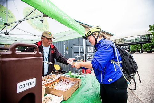 MIKAELA MACKENZIE / FREE PRESS

Ken Reimer hands Natalie Houde a cinnamon bun at the MPI all-day bike to work day pit stop at The Forks on Tuesday, June 11, 2024.

Standup.

