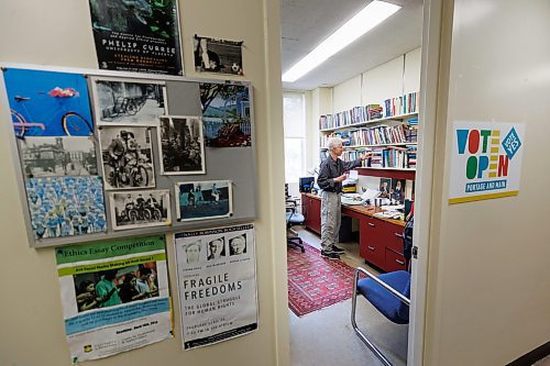 MIKE DEAL / FREE PRESS
Arthur Schafer, U of M prof, founding Director of the Centre for Professional and Applied Ethics at University of Manitoba in his office Tuesday morning.
See Katrina Clarke story
240611 - Tuesday, June 11, 2024.