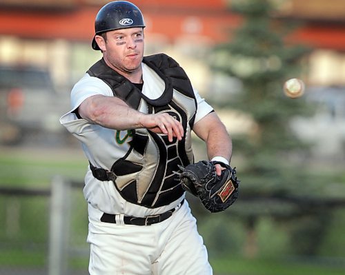 Brandon Cloverleafs catcher Bryan Swaenepoel throws out a base runner at first after a bunt during a Manitoba Senior Baseball League game at Andrews Field. The Souris product will be inducted into the Manitoba Baseball Hall of Fame on Saturday in Morden. (Brandon Sun file photo)