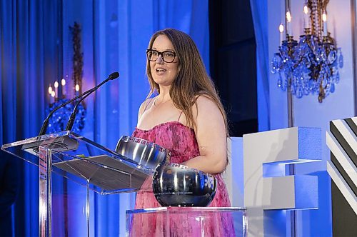 Marsha McLeod (Winnipeg Free Press) accepts the CJF-Jackman Award for Excellence in Journalism (Large Media). (CNW Group/The Canadian Journalism Foundation)