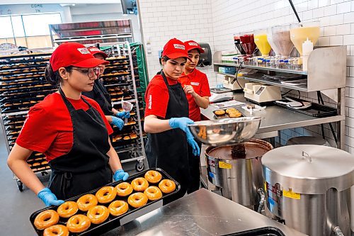 NIC ADAM / FREE PRESS
Krispy Kreme had the grand opening of its first Winnipeg location on the corner of Sterling Lyon Pkwy. and Kenaston Blvd. Thursday afternoon.
Workers make original glazed doughnuts, a Krispy Kreme staple, for grand opening attendees.
240613 - Thursday, June 13, 2024.

Reporter: Eva Wasney
