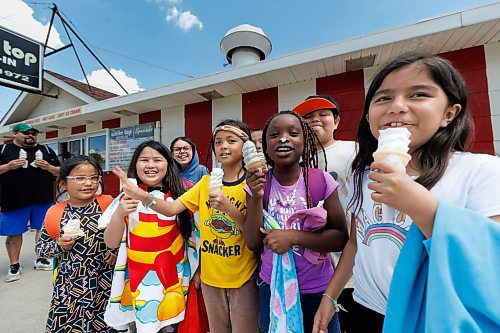 MIKE DEAL / FREE PRESS
Students from Corinne Cloutier&#x2019;s grade 2-3 class at William Whyte School in the North End make a pit stop at the White Top Drive In for some ice cream during a Community Walk Friday afternoon.
240614 - Friday, June 14, 2024.