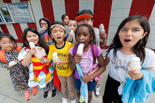 MIKE DEAL / FREE PRESS
Students from Corinne Cloutier&#x2019;s grade 2-3 class at William Whyte School in the North End make a pit stop at the White Top Drive In for some ice cream during a Community Walk Friday afternoon.
240614 - Friday, June 14, 2024.