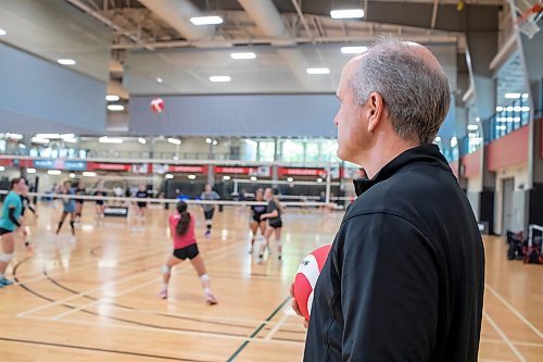 BROOK JONES / FREE PRESS
Scott Koskie who has been hired as the new coach of the UBC Okanagan Heat men's volleyball team is pictured observing players as he coaches at a 14U to 16U girls spring development camp at the Dakota Fieldhouse in Winnipeg, Man., Friday, June 14, 2024. The former setter for Canada's men's volleyball team was most recently the provincial high performance coach for Volleyball Manitoba.