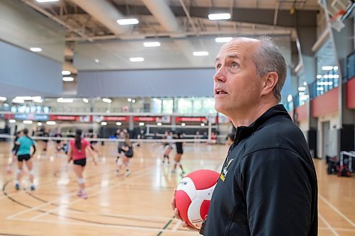 BROOK JONES / FREE PRESS
Scott Koskie who has been hired as the new coach of the UBC Okanagan Heat men's volleyball team is pictured looking up a volleyball as he coaches at a 14U to 16U girls spring development camp at the Dakota Fieldhouse in Winnipeg, Man., Friday, June 14, 2024. The former setter for Canada's men's volleyball team was most recently the provincial high performance coach for Volleyball Manitoba.