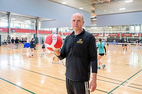 BROOK JONES / FREE PRESS
Scott Koskie who has been hired as the new coach of the UBC Okanagan Heat men's volleyball team is pictured holding a volleyball as he coaches at a 14U to 16U girls spring development camp at the Dakota Fieldhouse in Winnipeg, Man., Friday, June 14, 2024. The former setter for Canada's men's volleyball team was most recently the provincial high performance coach for Volleyball Manitoba.