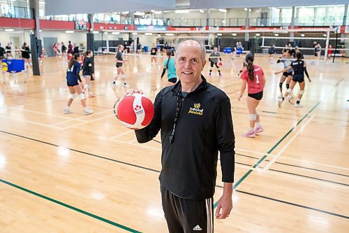 BROOK JONES / FREE PRESS
Scott Koskie who has been hired as the new coach of the UBC Okanagan Heat men's volleyball team is pictured holding a volleyball as he coaches at a 14U to 16U girls spring development camp at the Dakota Fieldhouse in Winnipeg, Man., Friday, June 14, 2024. The former setter for Canada's men's volleyball team was most recently the provincial high performance coach for Volleyball Manitoba.