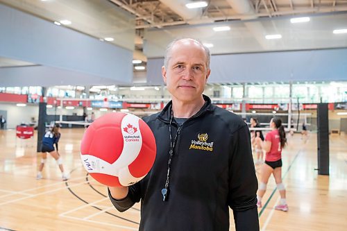 BROOK JONES / FREE PRESS
Scott Koskie who has been hired as the new coach of the UBC Okanagan Heat men's volleyball team is pictured holding a volleyball as he coaches at a 14U to 16U girls spring development camp at the Dakota Fieldhouse in Winnipeg, Man., Friday, June 14, 2024. The former setter for Canada's men's volleyball team was most recently the provincial high performance coach for Volleyball Manitoba.