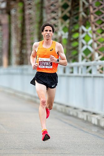 BROOK JONES / FREE PRESS
Cameron Levins, who lives in Black Creek, B.C., crosses the BDI bridge on his way to winning the Half Marathon National Championships at the Manitoba Marathon in Winnipeg, Man., Sunday, June 16, 2024. Levins will be heading to Paris to compete in the men's marathon at the 2024. Summer Olympic Games.