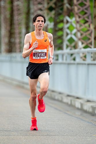 BROOK JONES / FREE PRESS
Cameron Levins, who lives in Black Creek, B.C., crosses the BDI bridge on his way to winning the Half Marathon National Championships at the Manitoba Marathon in Winnipeg, Man., Sunday, June 16, 2024. Levins will be heading to Paris to compete in the men's marathon at the 2024. Summer Olympic Games.