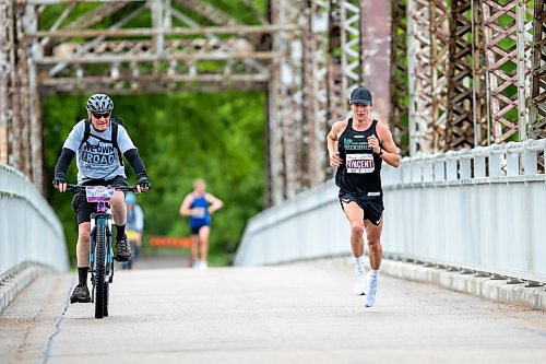 BROOK JONES / FREE PRESS
Winnipegger Sam Vincent crosses the BDI bridge as he competes in the Half Marathon National Championships at the Manitoba Marathon in Winnipeg, Man., Sunday, June 16, 2024.