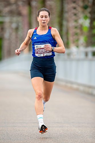 BROOK JONES / FREE PRESS
Dayna Pidhoresky, who represented Canada in the women's full marathon at the 2021 Summer Olympic Games, crosses the BDI bridge in the Half Marathon National Championships at the Manitoba Marathon in Winnipeg, Man., Sunday, June 16, 2024.