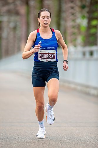 BROOK JONES / FREE PRESS
Dayna Pidhoresky, who represented Canada in the women's full marathon at the 2021 Summer Olympic Games, crosses the BDI bridge in the Half Marathon National Championships at the Manitoba Marathon in Winnipeg, Man., Sunday, June 16, 2024.