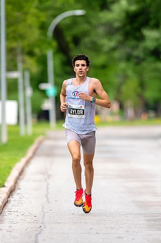 BROOK JONES / FREE PRESS
Andrew Taylor runs down Wellington Crescent on his way to winning the men's full marathon, which was the 46th running of the Manitoba Marathon in Winnipeg, Man., Sunday, June 16, 2024.