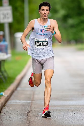 BROOK JONES / FREE PRESS
Andrew Taylor grabs a Nuun Endurance sport drink at a hydration station as he runs down Wellington Crescent on his way to winning the men's full marathon, which was the 46th running of the Manitoba Marathon in Winnipeg, Man., Sunday, June 16, 2024.