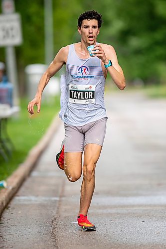 BROOK JONES / FREE PRESS
Andrew Taylor hydrates himself with a Nuun Endurance sport drink as he runs down Wellington Crescent on his way to winning the men's full marathon, which was the 46th running of the Manitoba Marathon in Winnipeg, Man., Sunday, June 16, 2024.