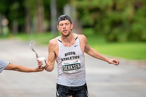 BROOK JONES / FREE PRESS
Tyler Derksen (right) grabs a cup of water from Manitoba Marathon volunteer Vern Dalusong as he runs down Wellington Crescent while competing in the men's full marathon, which was the 46th running of the Manitoba Marathon in Winnipeg, Man., Sunday, June 16, 2024.