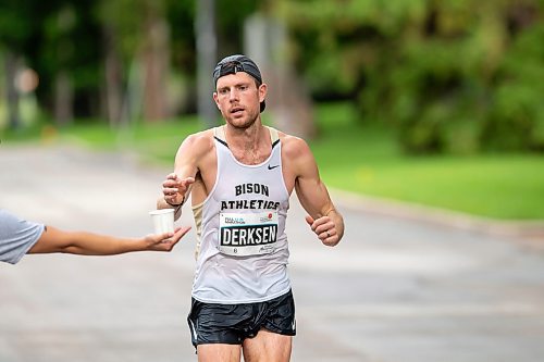 BROOK JONES / FREE PRESS
Tyler Derksen (right) grabs a cup of water from Manitoba Marathon volunteer Vern Dalusong as he runs down Wellington Crescent while competing in the men's full marathon, which was the 46th running of the Manitoba Marathon in Winnipeg, Man., Sunday, June 16, 2024.