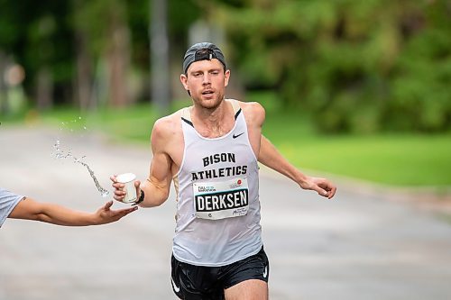 BROOK JONES / FREE PRESS
Tyler Derksen (right) grabs a cup of water from Manitoba Marathon volunteer Vern Dalusong as he runs down Wellington Crescent while competing in the men's full marathon, which was the 46th running of the Manitoba Marathon in Winnipeg, Man., Sunday, June 16, 2024.