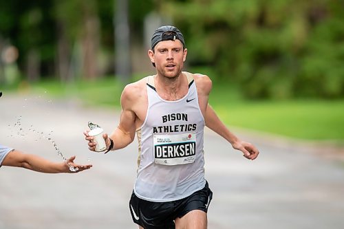 BROOK JONES / FREE PRESS
Tyler Derksen (right) grabs a cup of water from Manitoba Marathon volunteer Vern Dalusong as he runs down Wellington Crescent while competing in the men's full marathon, which was the 46th running of the Manitoba Marathon in Winnipeg, Man., Sunday, June 16, 2024.