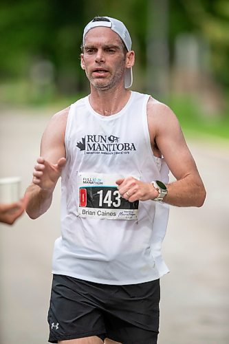 BROOK JONES / FREE PRESS
Brian Caines is focused on grabbing a cup of water at a hydration station as he runs down Wellington Crescent while competing in the men's full marathon, which was the 46th running of the Manitoba Marathon in Winnipeg, Man., Sunday, June 16, 2024.