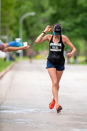 BROOK JONES / FREE PRESS
Winnipegger Dawn Neil cools off with a water-soaked sponge at a fluids station as she runs down Wellington Crescent on her way to winning the women's full marathon, which was the 46th running of the Manitoba Marathon in Winnipeg, Man., Sunday, June 16, 2024.