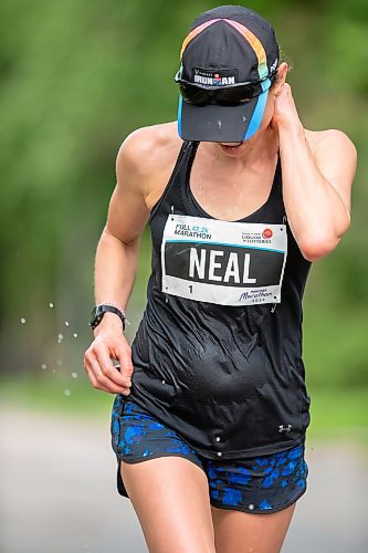 BROOK JONES / FREE PRESS
Winnipegger Dawn Neil cools off with a water-soaked sponge at a fluids station as she runs down Wellington Crescent on her way to winning the women's full marathon, which was the 46th running of the Manitoba Marathon in Winnipeg, Man., Sunday, June 16, 2024.